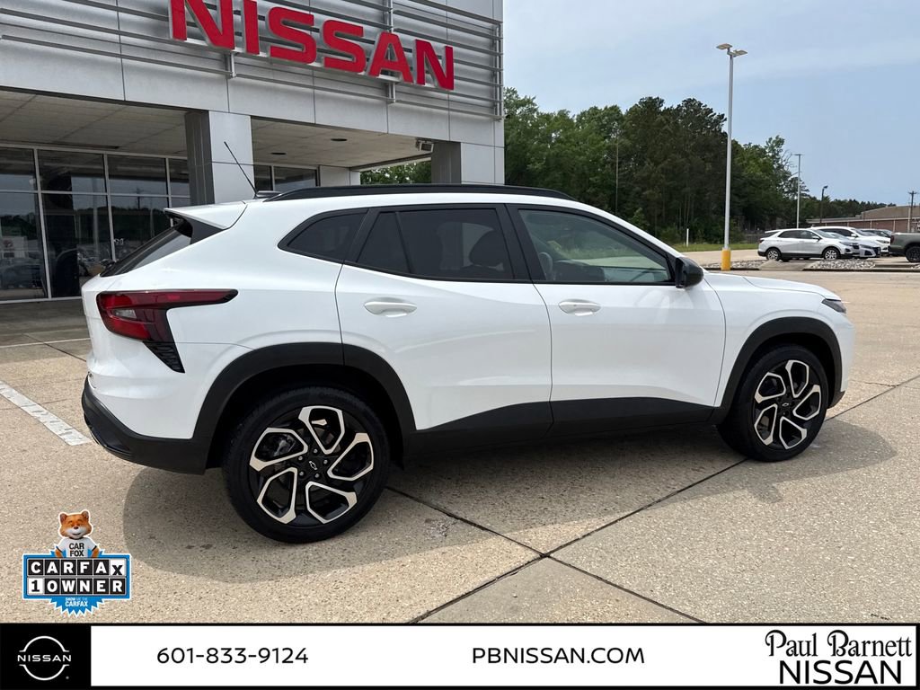 Used 2025 Chevrolet Trax RS w/ Sunroof Package FWD image 5