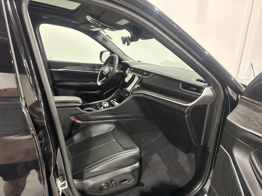 Used 2025 Jeep Grand Cherokee L Limited AWD/4WD image 24