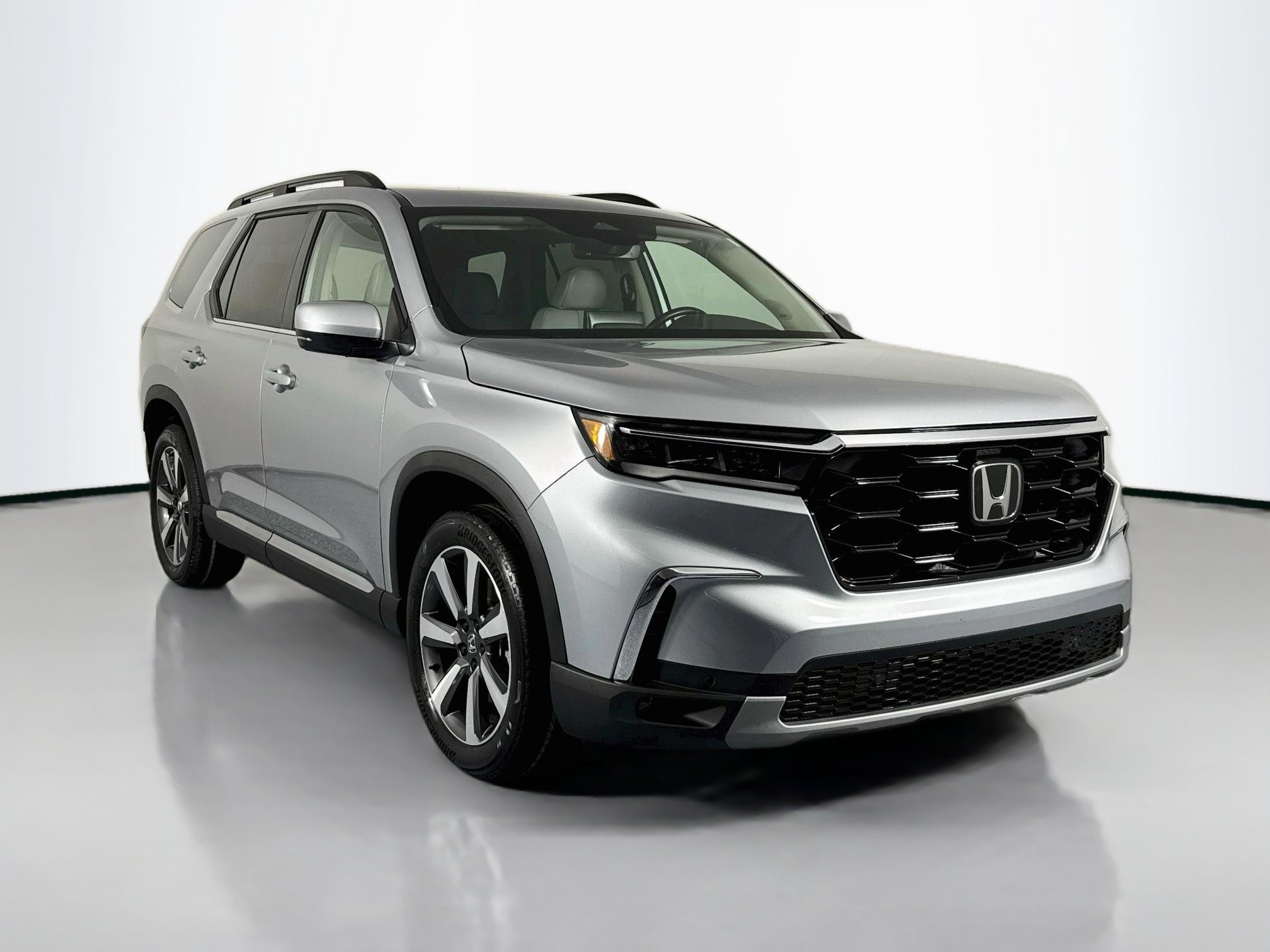 Certified 2025 Honda Pilot Touring image 3