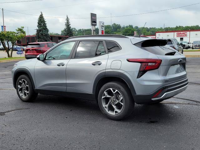 Used 2024 Chevrolet Trax LT w/ Driver Confidence Package FWD image 3