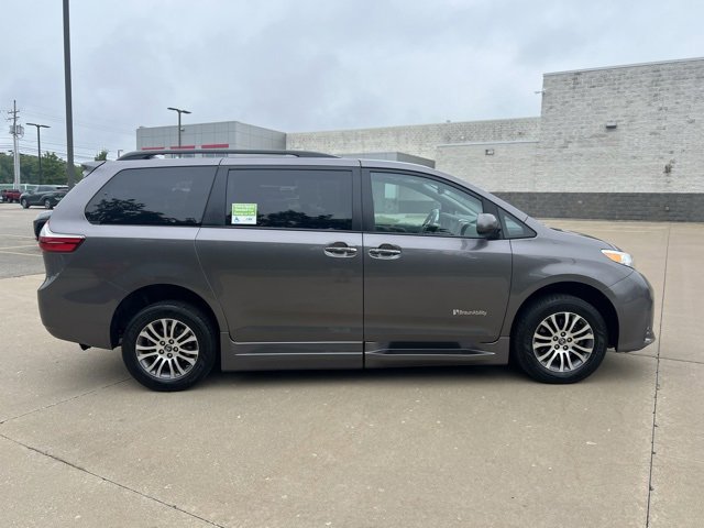 Used 2019 Toyota Sienna XLE image 7