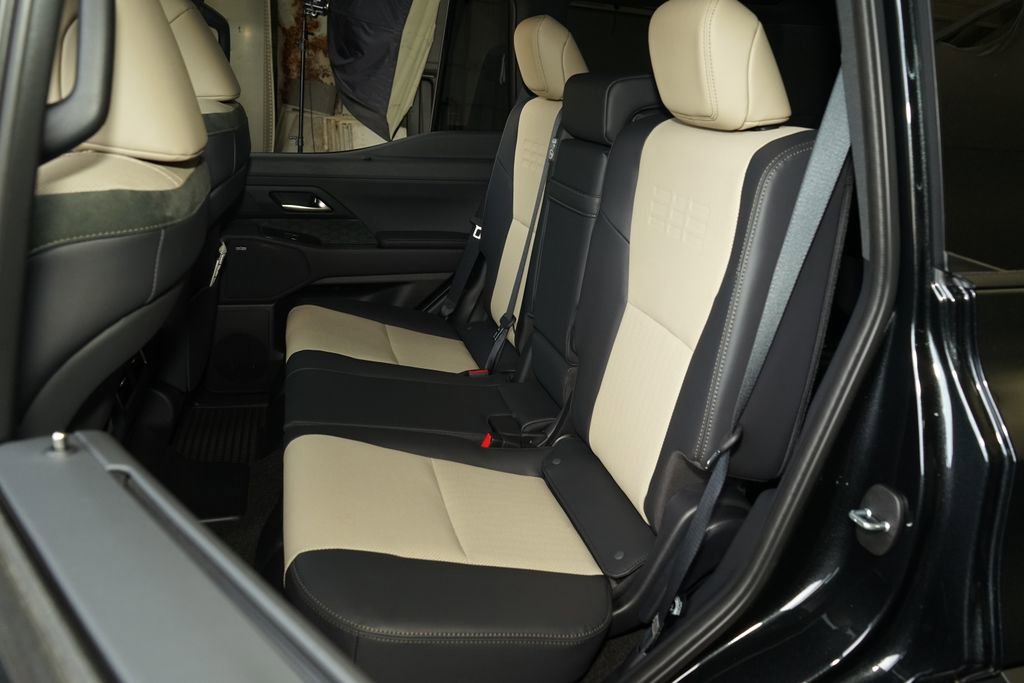 Used 2026 Lexus GX 550 w/ Accessory Package (32) image 16