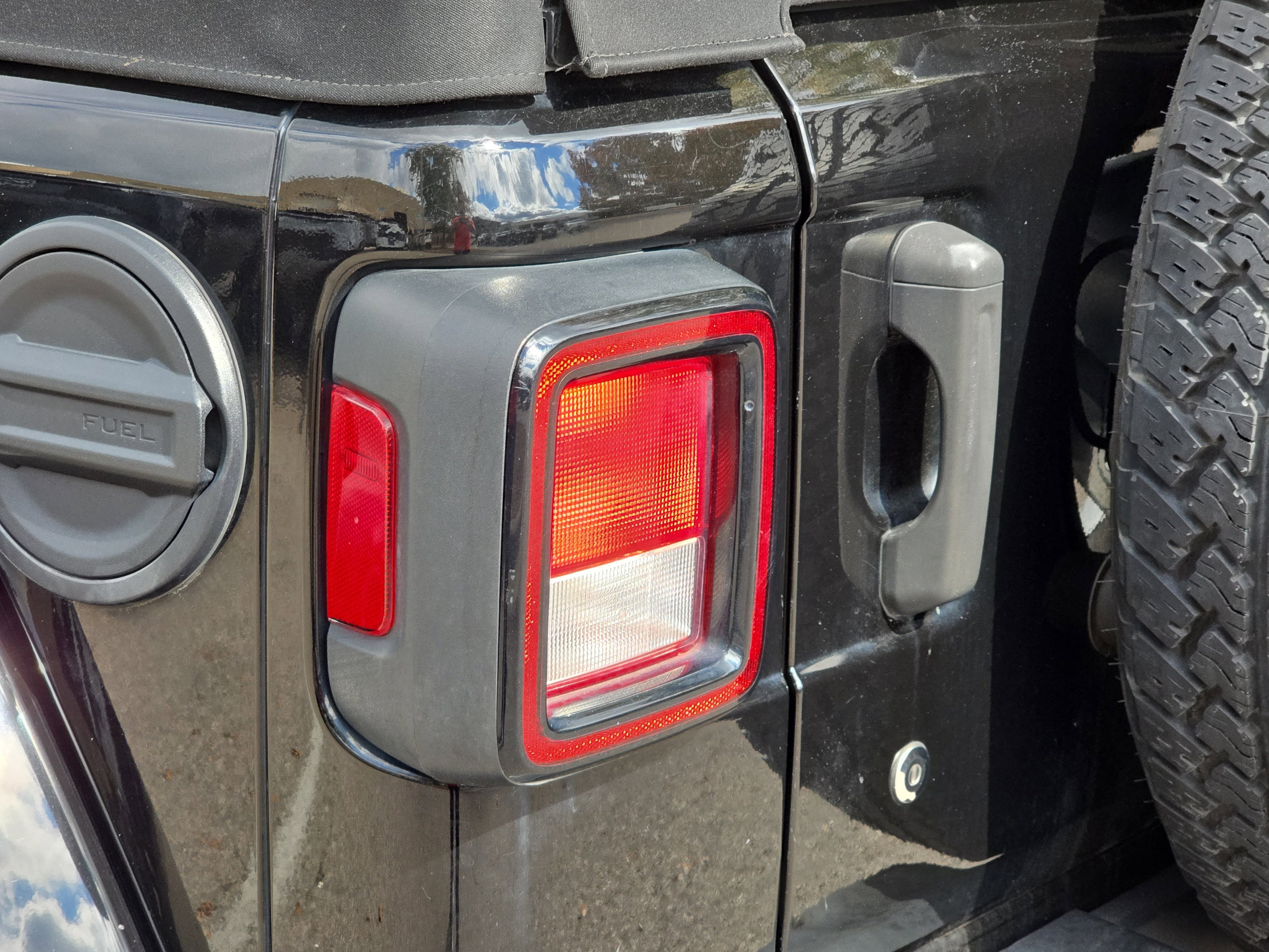 Used 2018 Jeep Wrangler Unlimited Sahara image 33