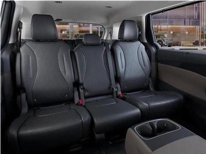 New 2026 Kia Carnival EX image 70