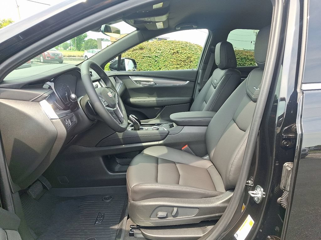 New 2026 Cadillac XT5 Luxury w/ LPO, Floor Liner Package AWD/4WD image 6