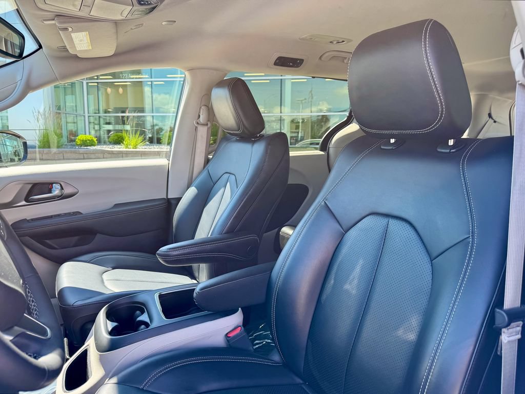 Used 2024 Chrysler Pacifica Touring-L FWD image 10
