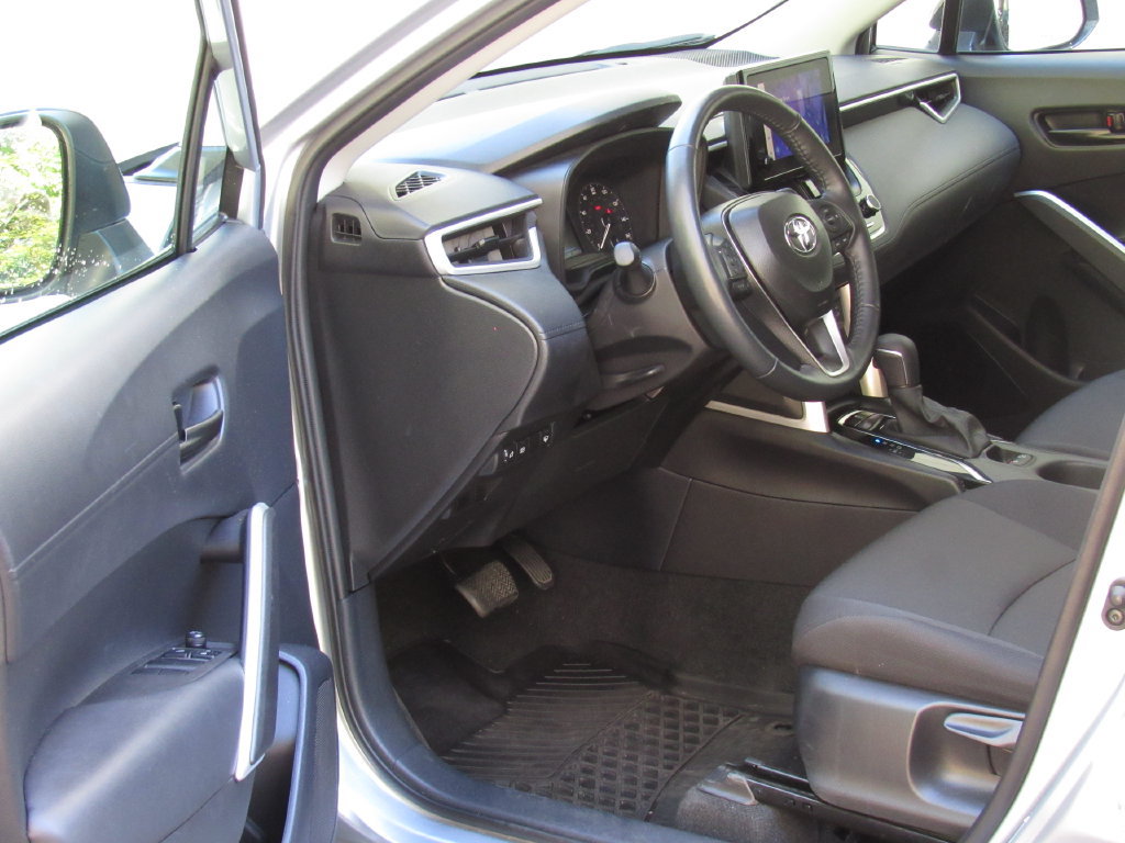 Used 2025 Toyota Corolla Cross LE AWD/4WD image 9
