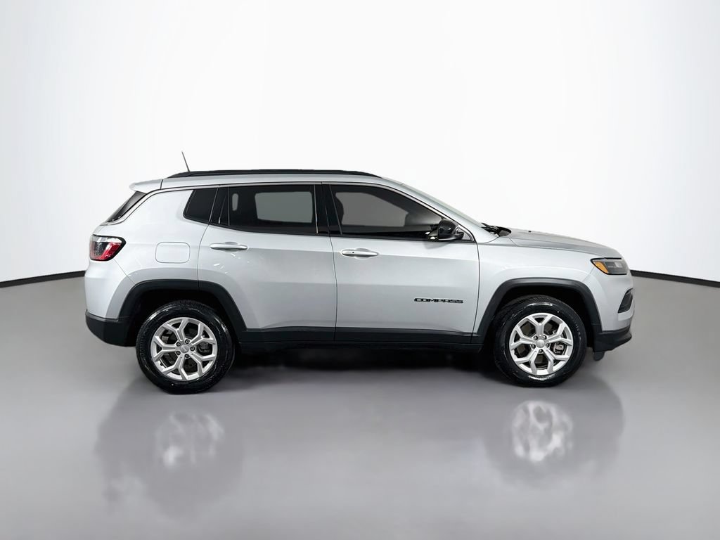 Used 2024 Jeep Compass Latitude AWD/4WD image 8