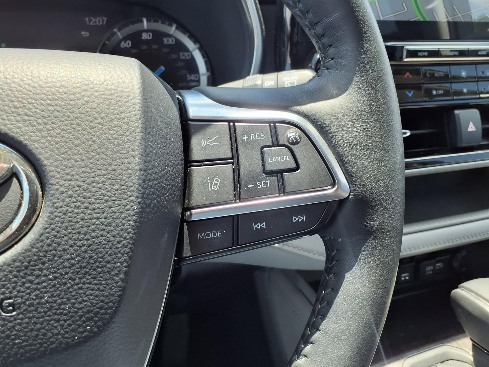 Certified 2021 Toyota Highlander Platinum FWD image 24