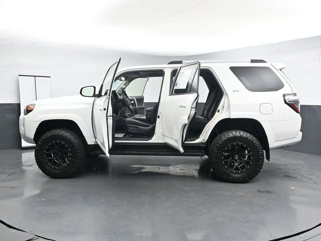 Used 2022 Toyota 4Runner SR5 AWD/4WD image 38