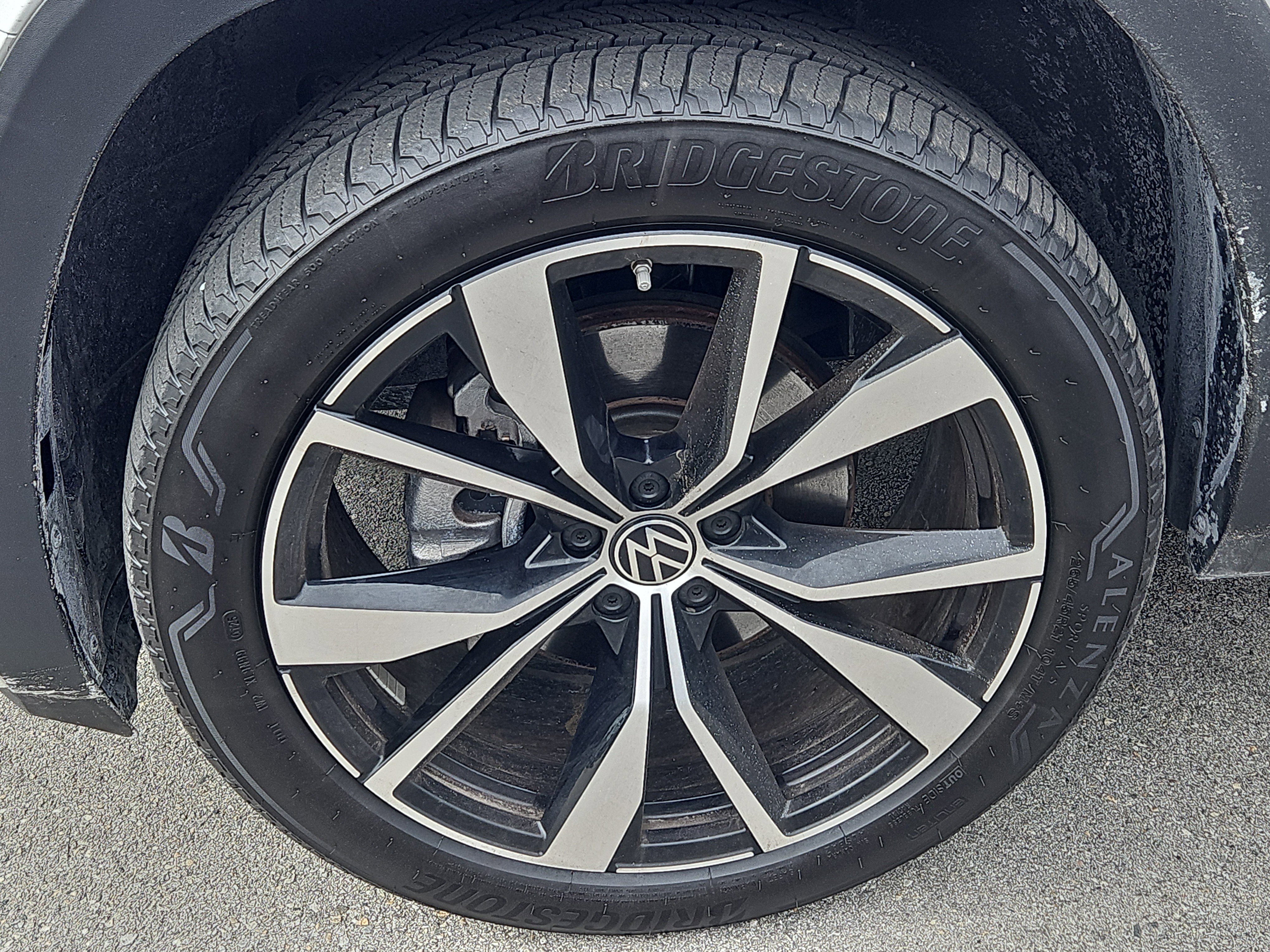 Certified 2025 Volkswagen Atlas SEL Premium R-Line image 4