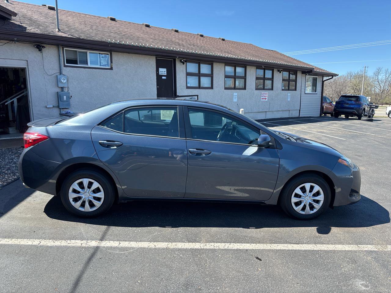 Used 2018 Toyota Corolla LE image 2