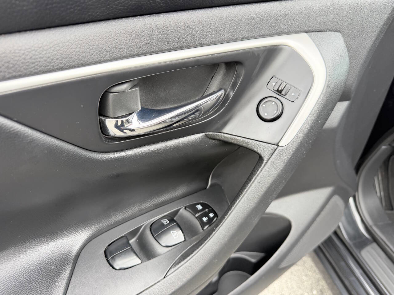 Used 2016 Nissan Altima 2.5 SV w/ Convenience Package image 11