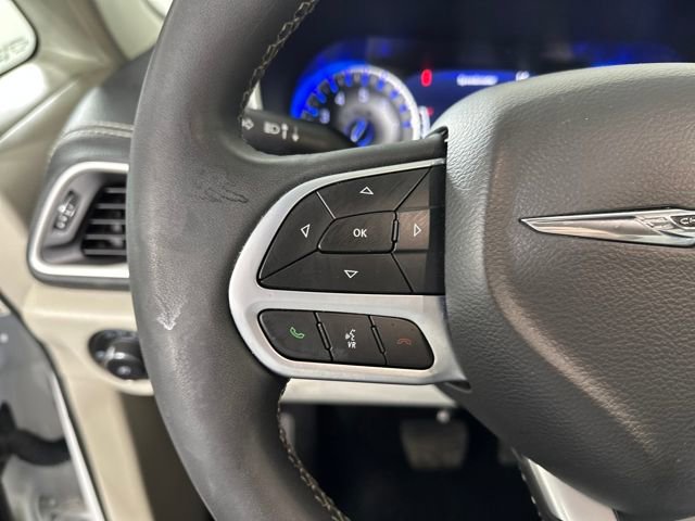 Used 2022 Chrysler Pacifica Touring-L image 15