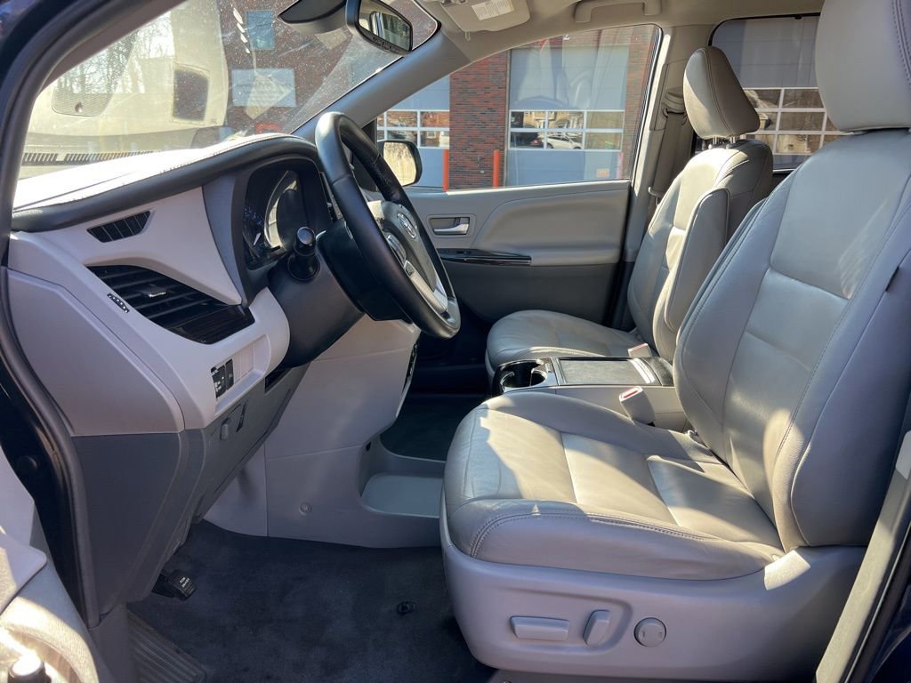 Used 2018 Toyota Sienna XLE w/ XLE Navigation Package image 13