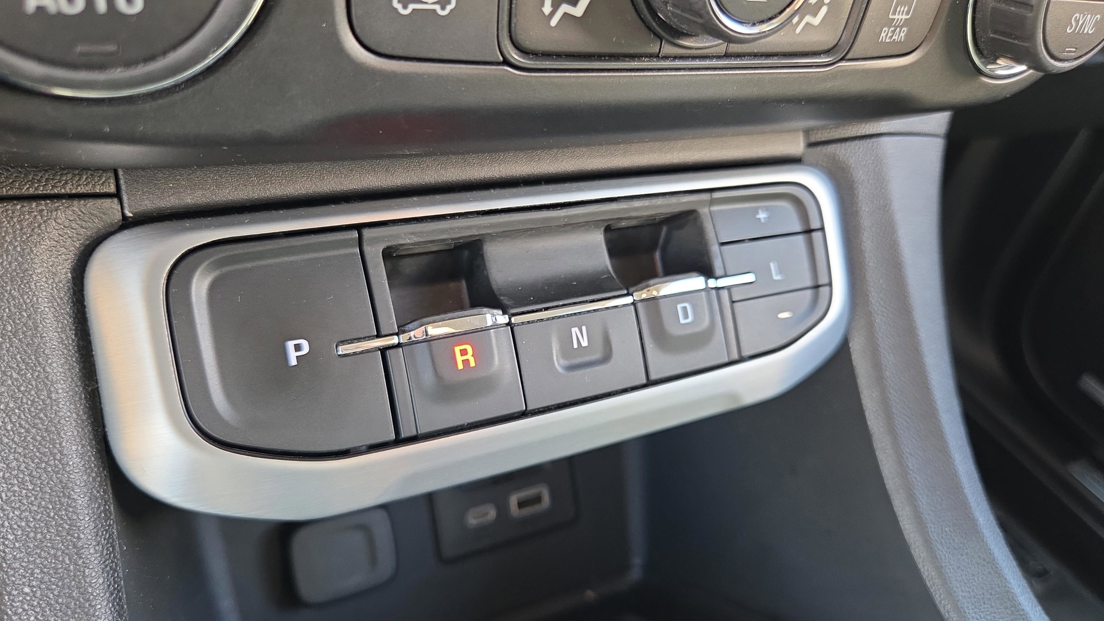 Used 2021 GMC Acadia SLT image 25