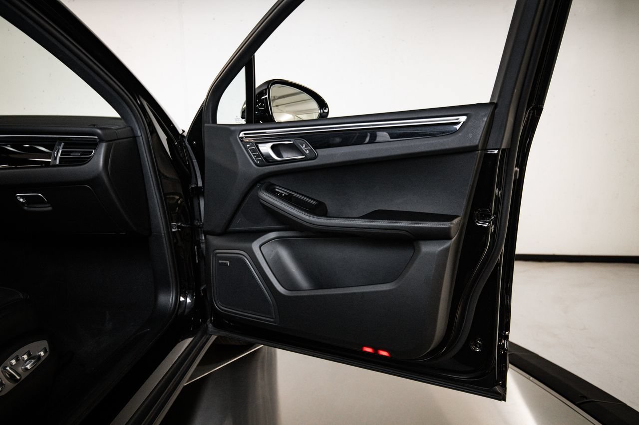 Certified 2024 Porsche Macan AWD/4WD image 27