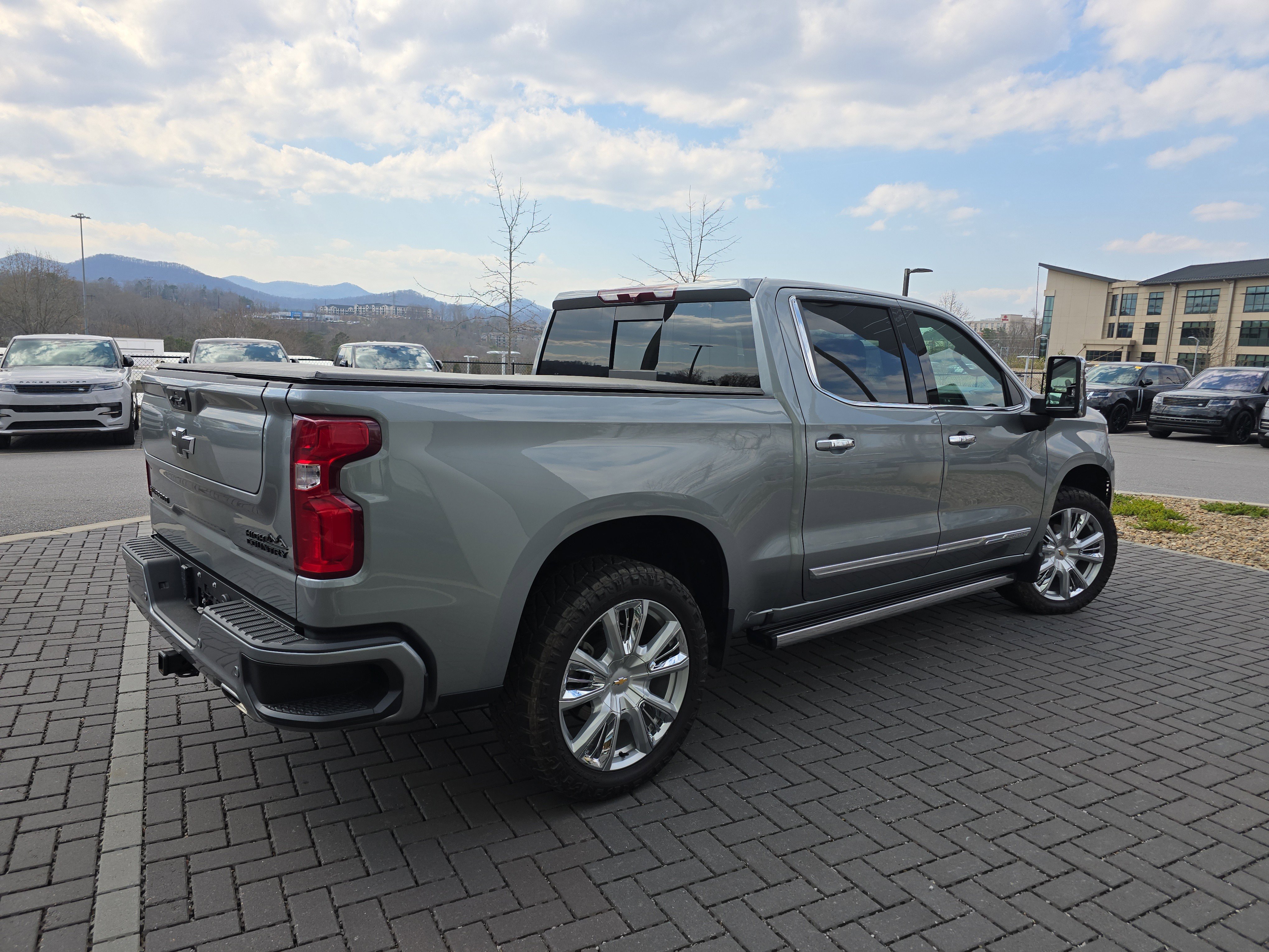 Used 2024 Chevrolet Silverado 1500 High Country w/ High Country Premium Package AWD/4WD image 5