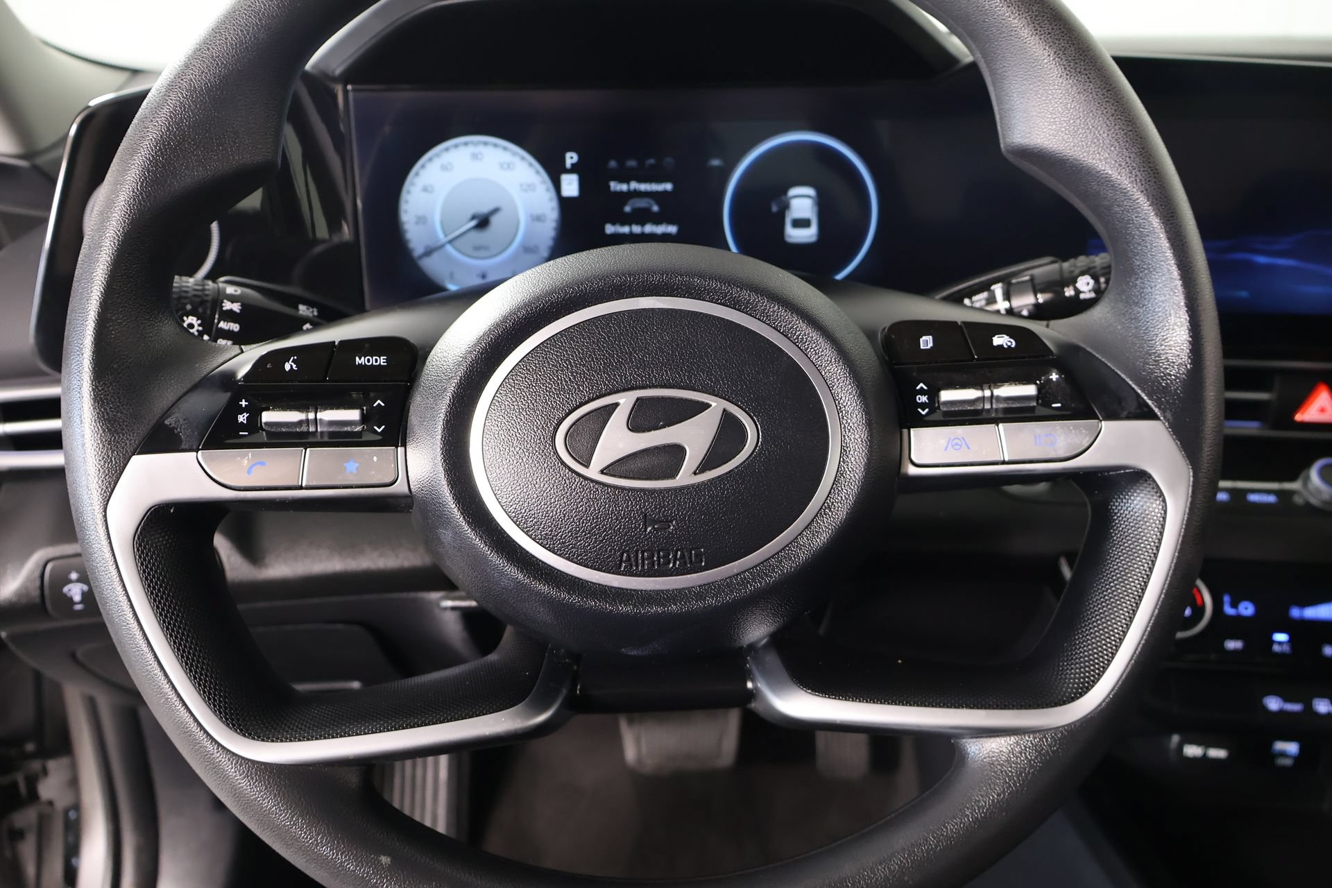 Used 2024 Hyundai Elantra SEL FWD image 3