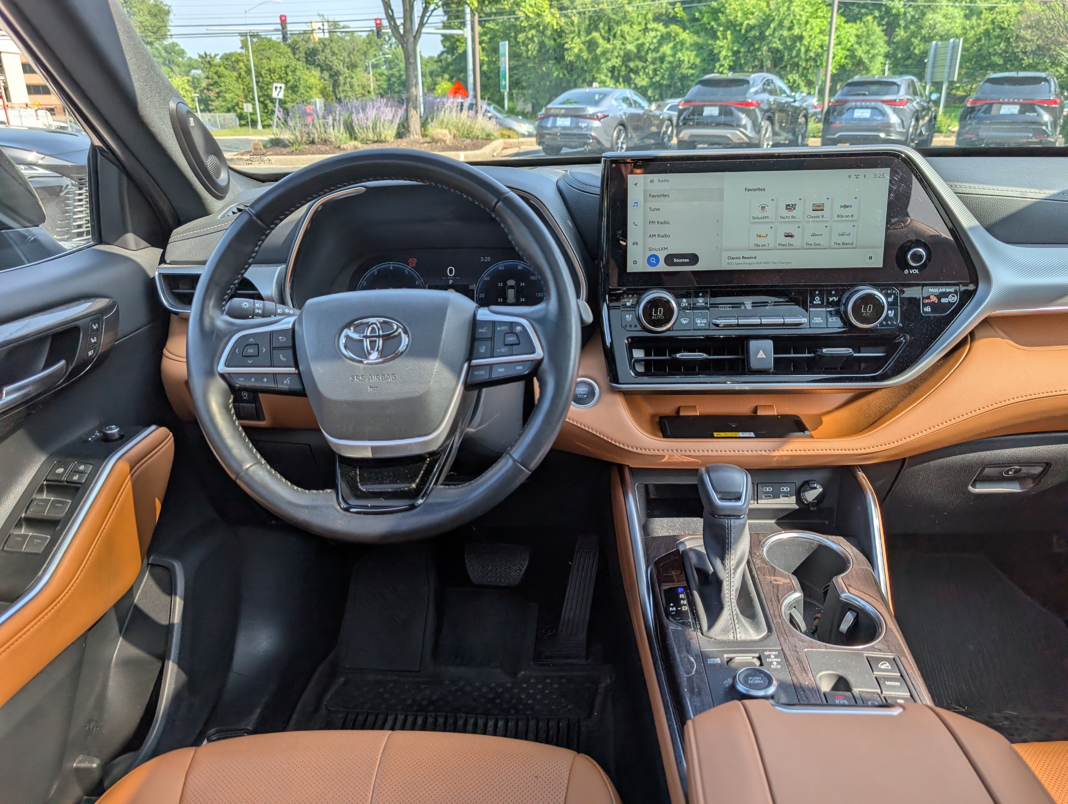 Used 2025 Toyota Highlander Platinum AWD/4WD image 18