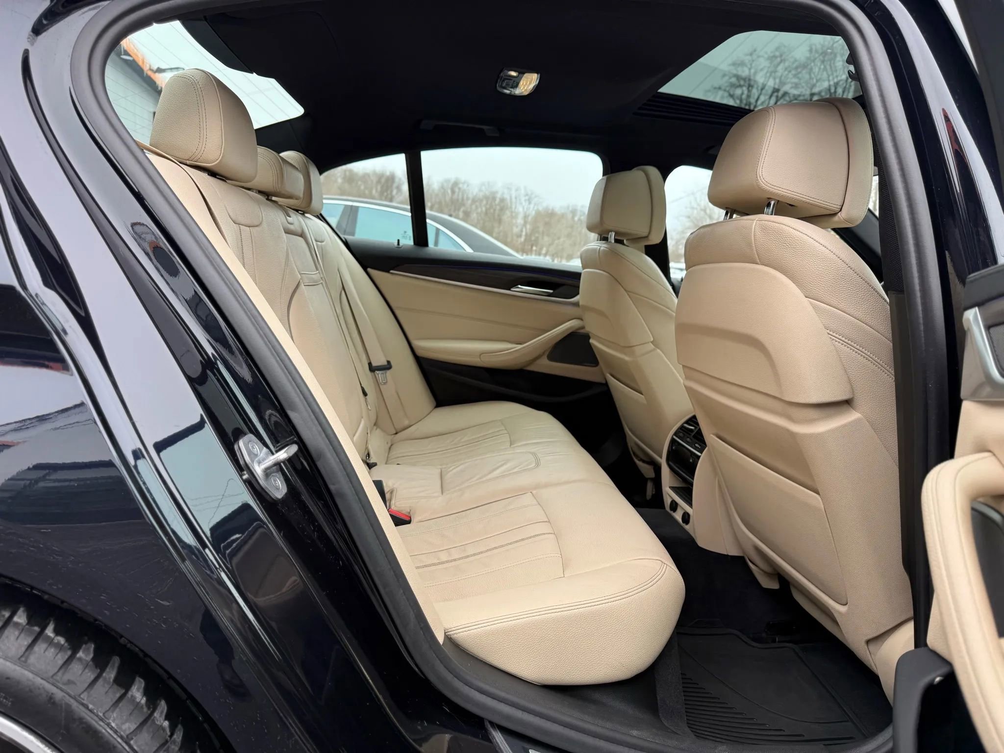 Used 2017 BMW 540i xDrive image 34