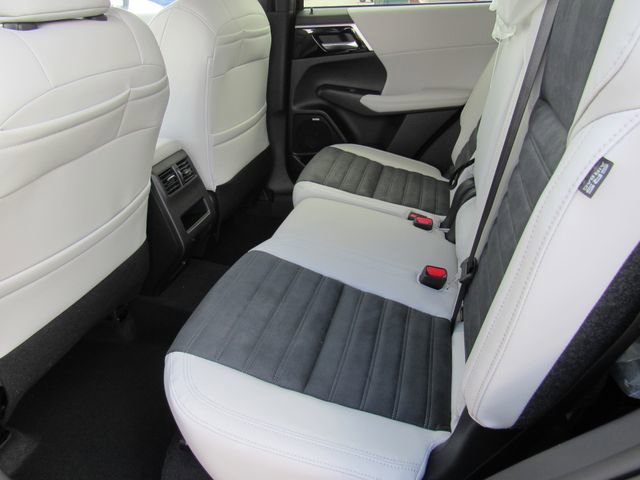 New 2026 Mitsubishi Outlander SE image 16