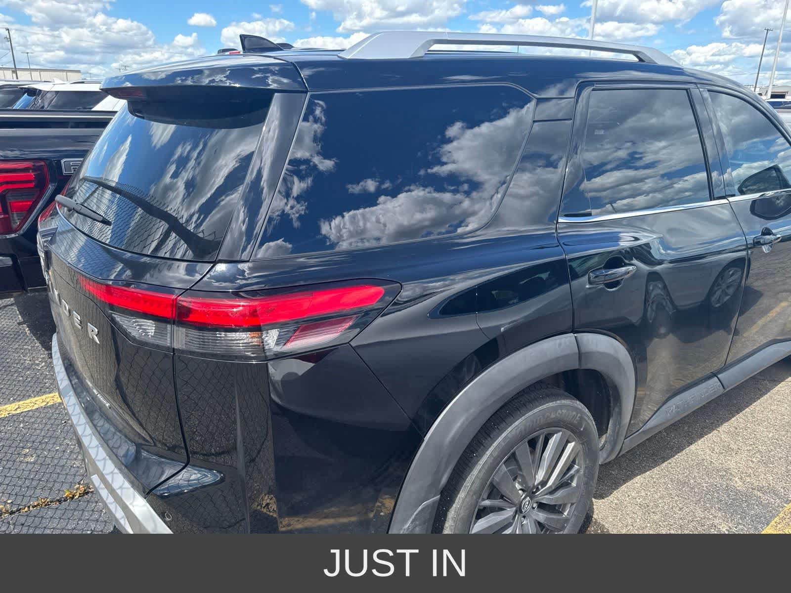 Used 2022 Nissan Pathfinder SL AWD/4WD image 12