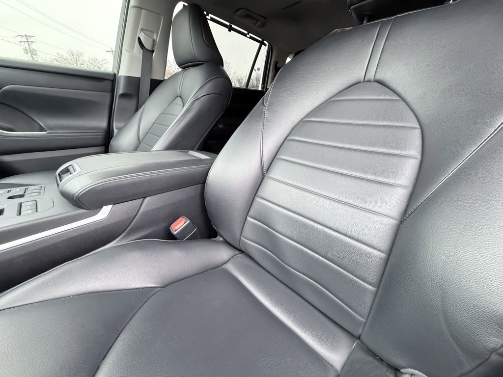 Used 2024 Toyota Highlander XLE image 24