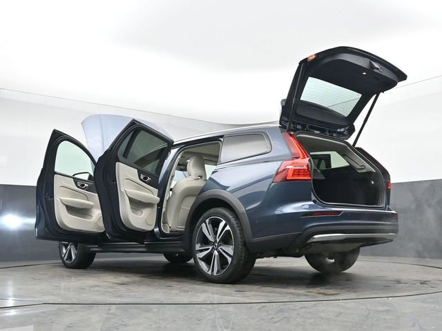 Used 2023 Volvo V60 B5 Cross Country Plus image 54