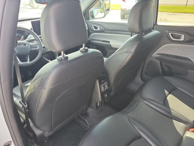 Used 2025 Jeep Compass Latitude AWD/4WD image 11