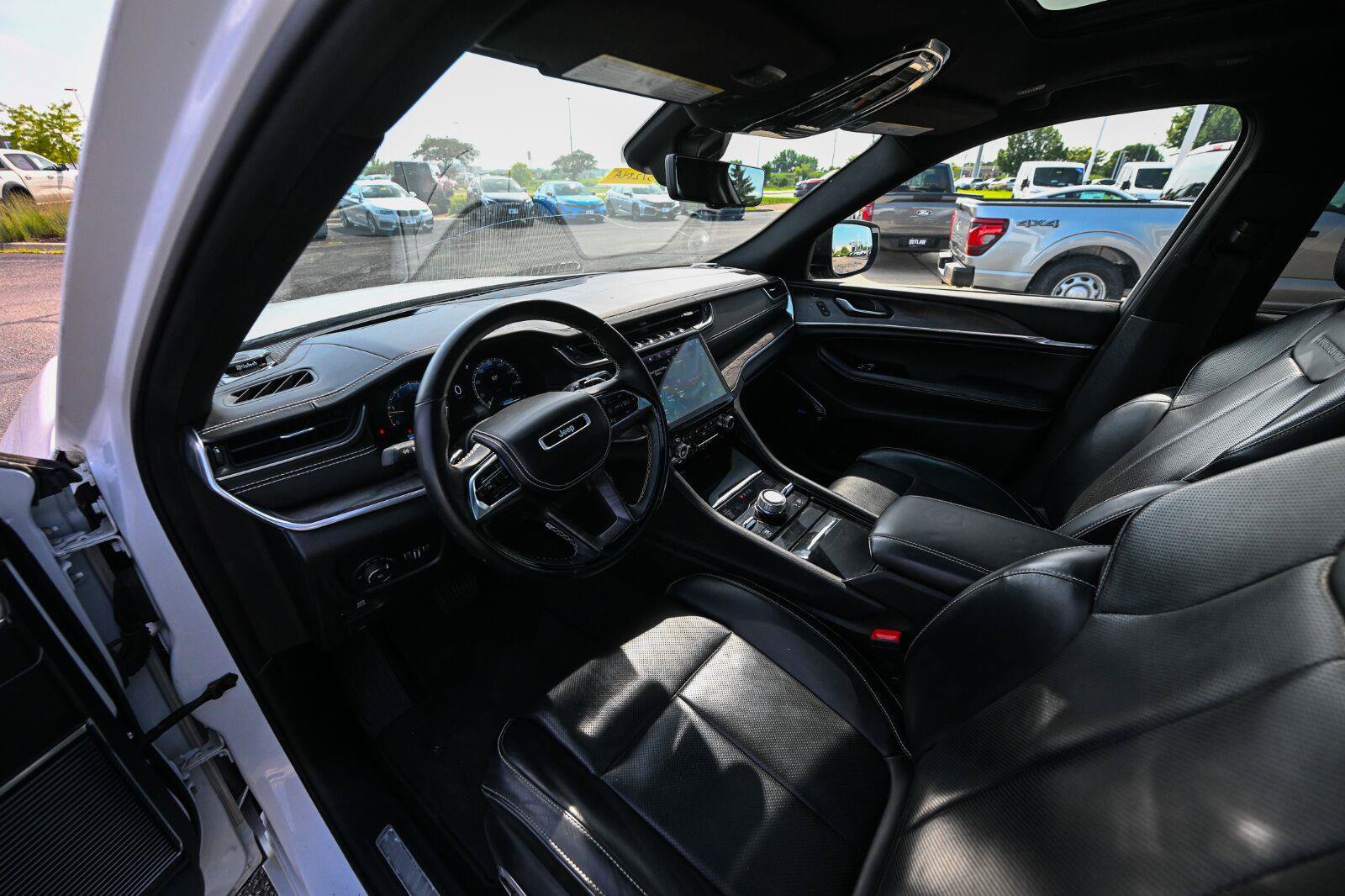 Used 2022 Jeep Grand Cherokee Overland w/ Adv Protech Group III AWD/4WD image 18