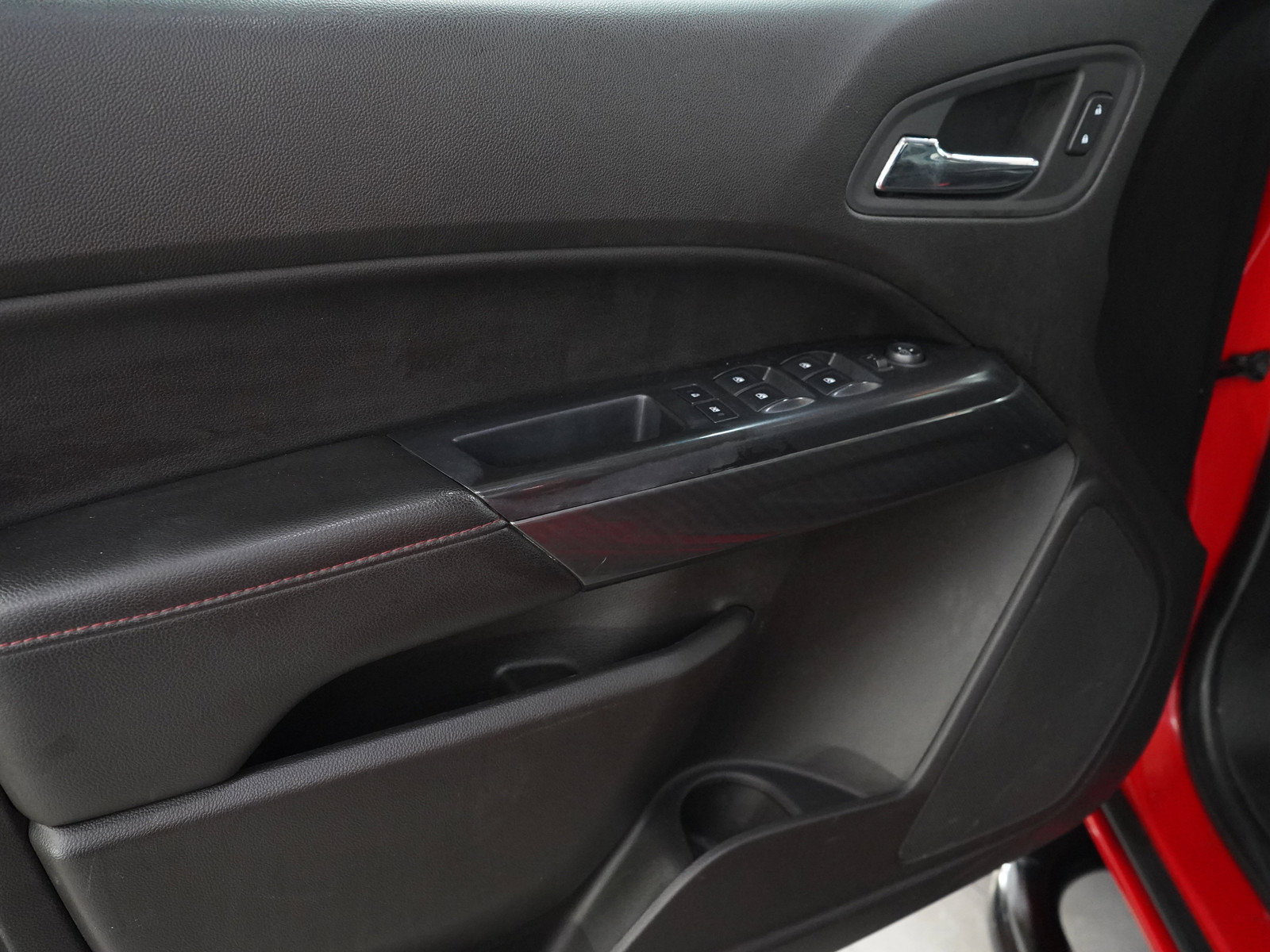Used 2015 GMC Canyon SLE AWD/4WD image 18