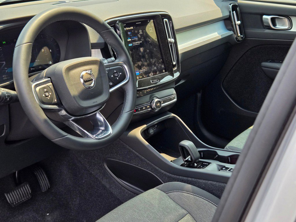 Used 2024 Volvo XC40 B5 Core image 24