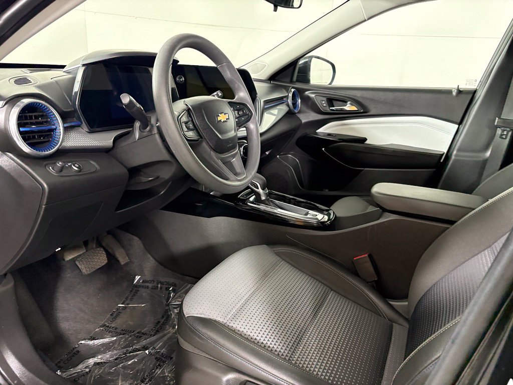 Used 2025 Chevrolet Trax LT FWD image 22