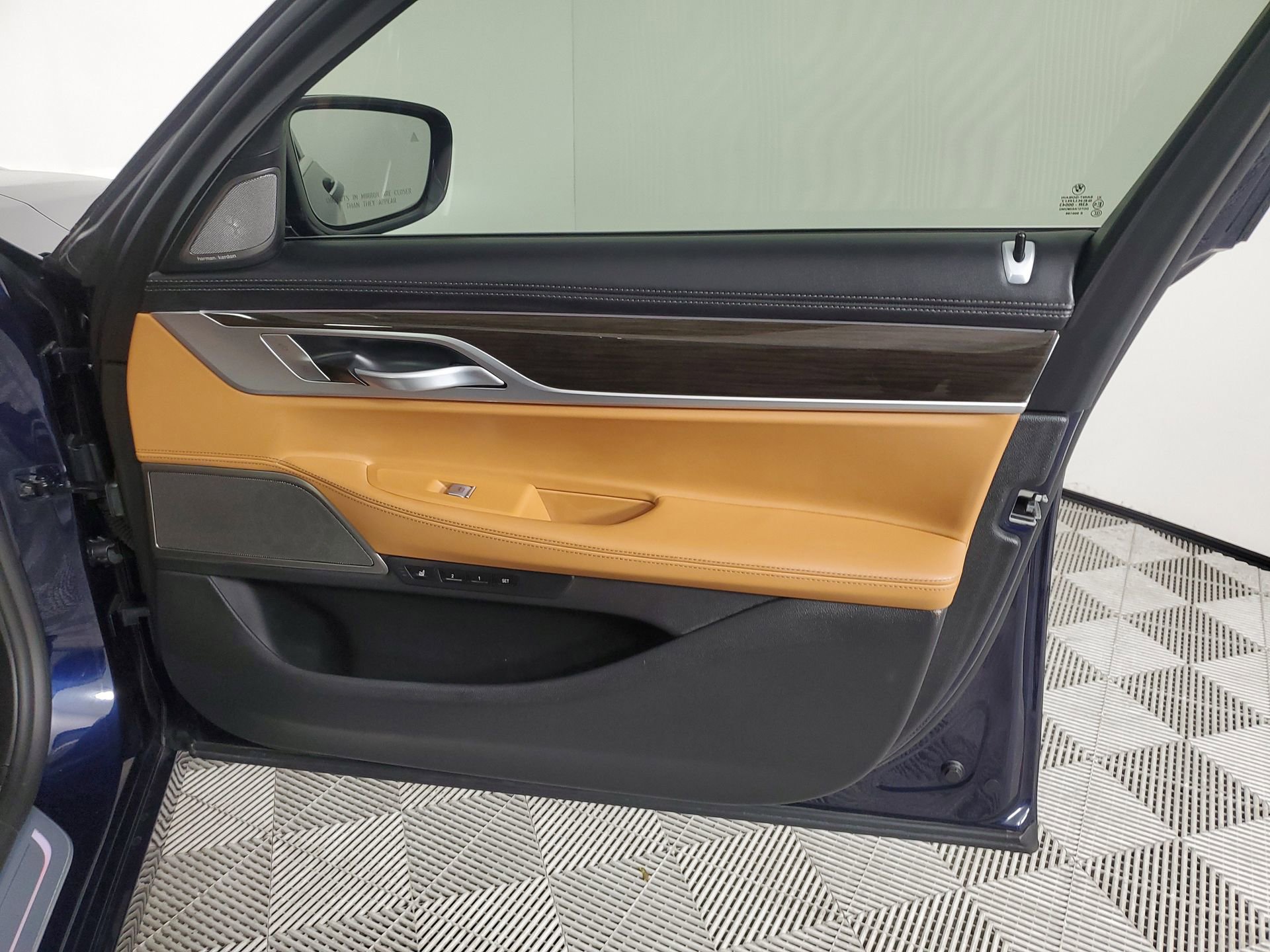 Used 2022 BMW 750i xDrive w/ Executive Package image 24