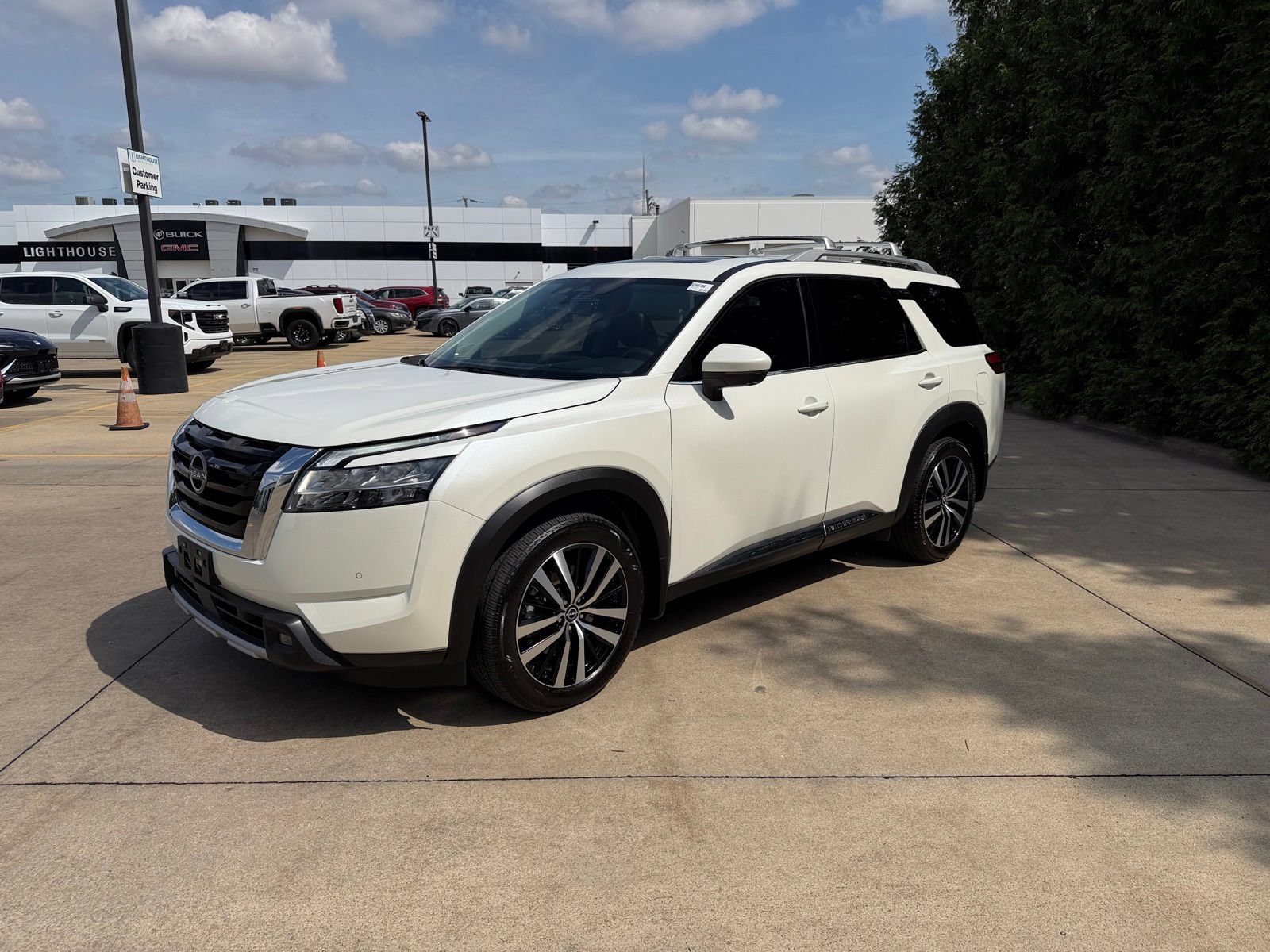 Used 2024 Nissan Pathfinder Platinum AWD/4WD image 7