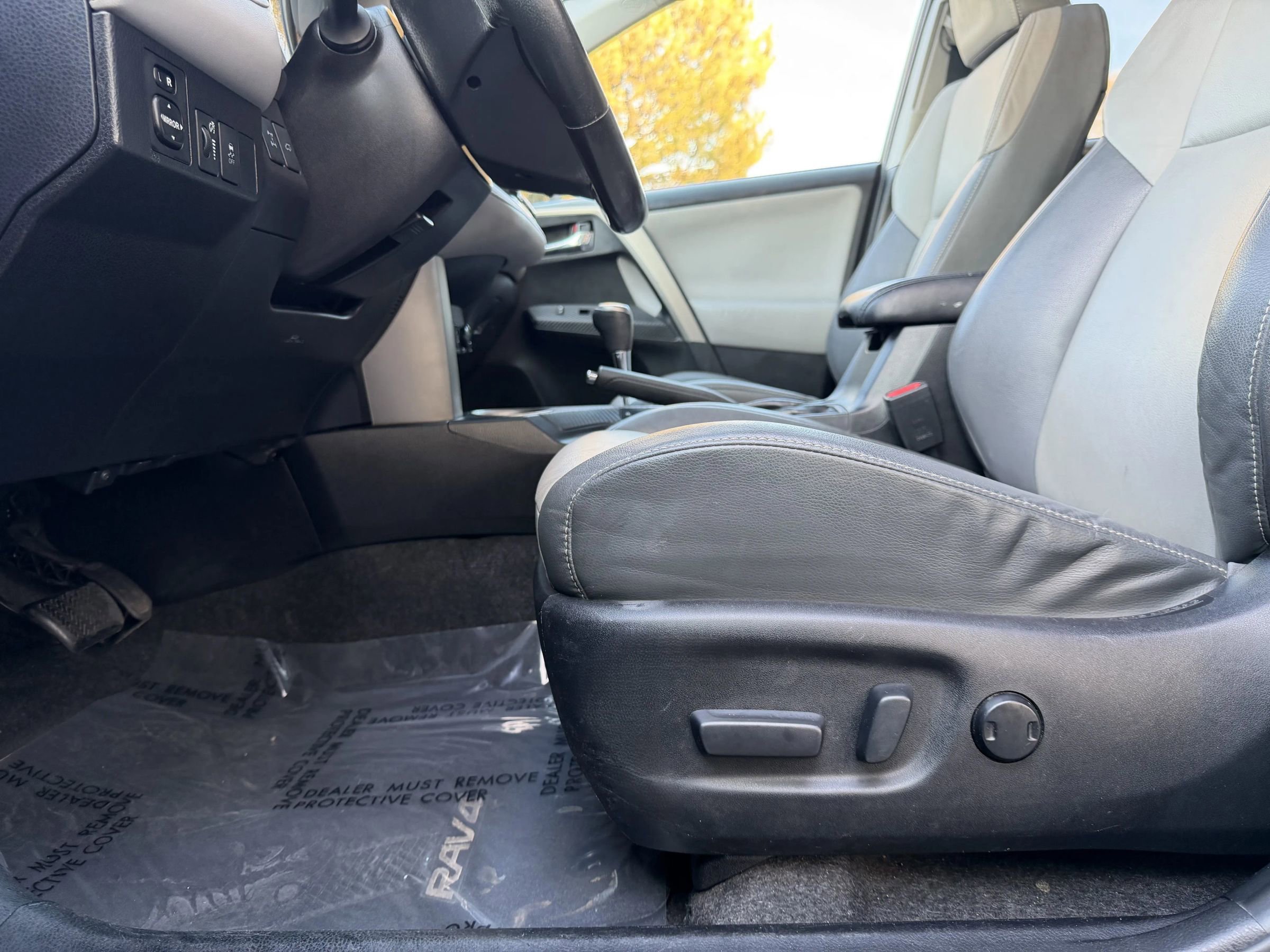 Used 2015 Toyota RAV4 Limited image 19