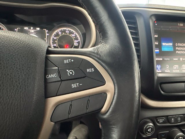 Used 2016 Jeep Cherokee Latitude w/ Cold Weather Group AWD/4WD image 33