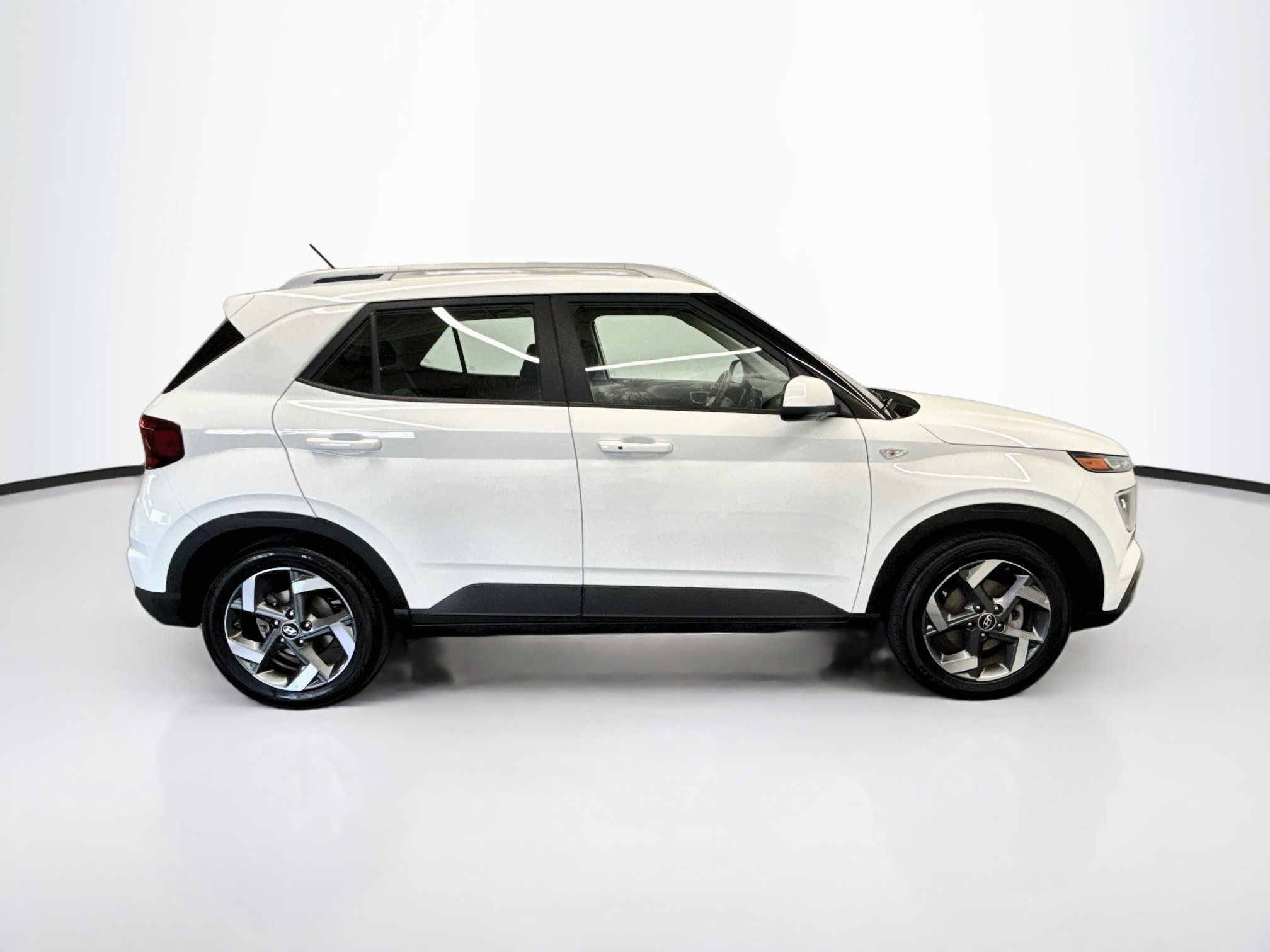 Used 2025 Hyundai Venue SEL FWD image 10