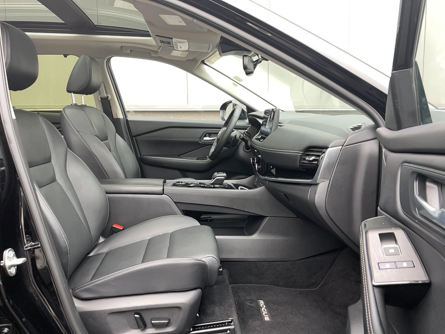 Used 2025 Nissan Rogue SL w/ Tech Package AWD/4WD image 23