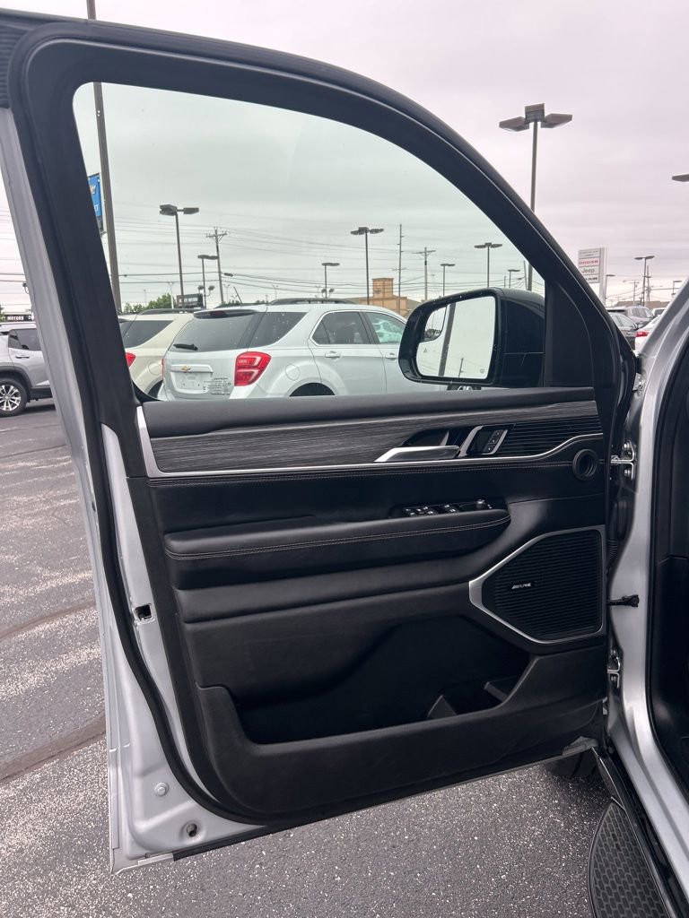 Used 2024 Jeep Wagoneer L Series II w/ Flexible Seating Group AWD/4WD image 24