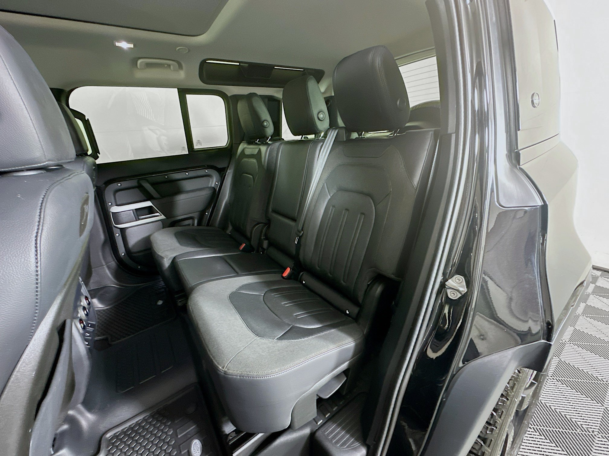 Used 2021 Land Rover Defender 110 SE image 26