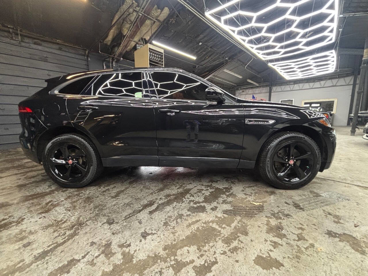 Used 2017 Jaguar F-PACE Premium image 6