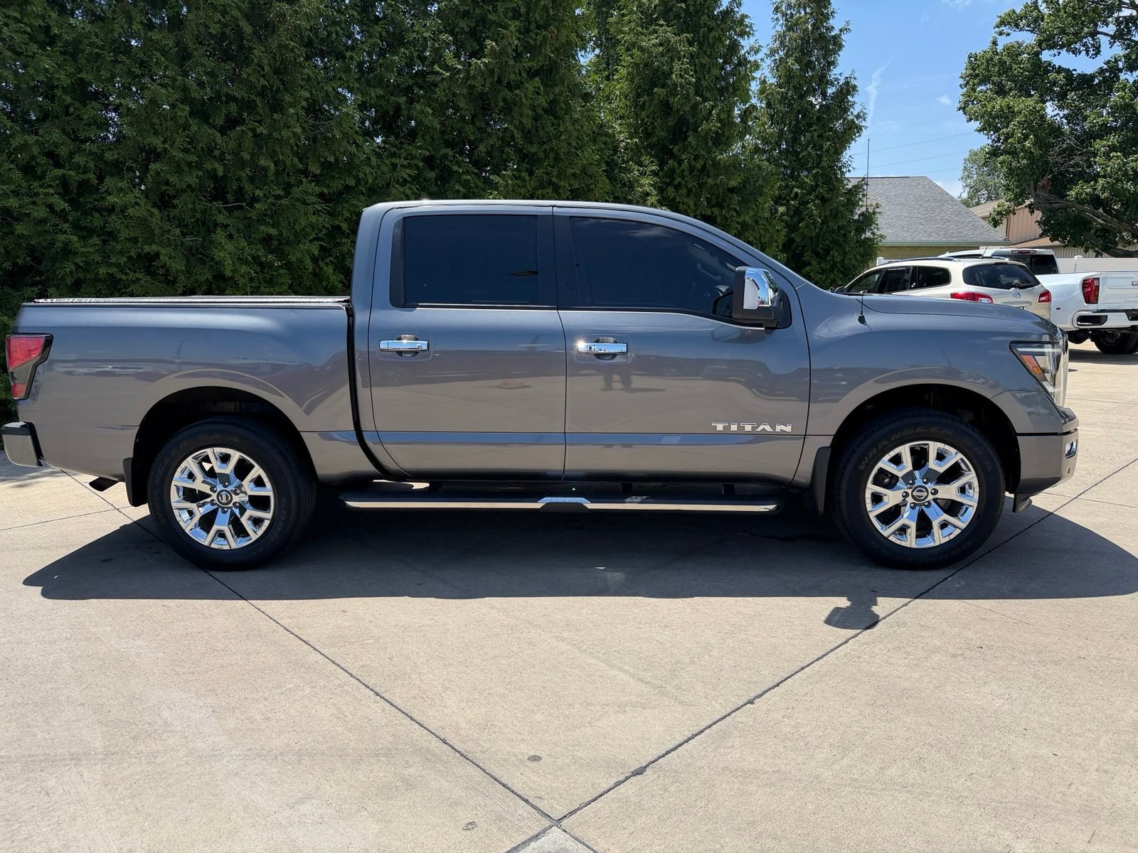 Used 2021 Nissan Titan SL w/ Moonroof Package AWD/4WD image 4