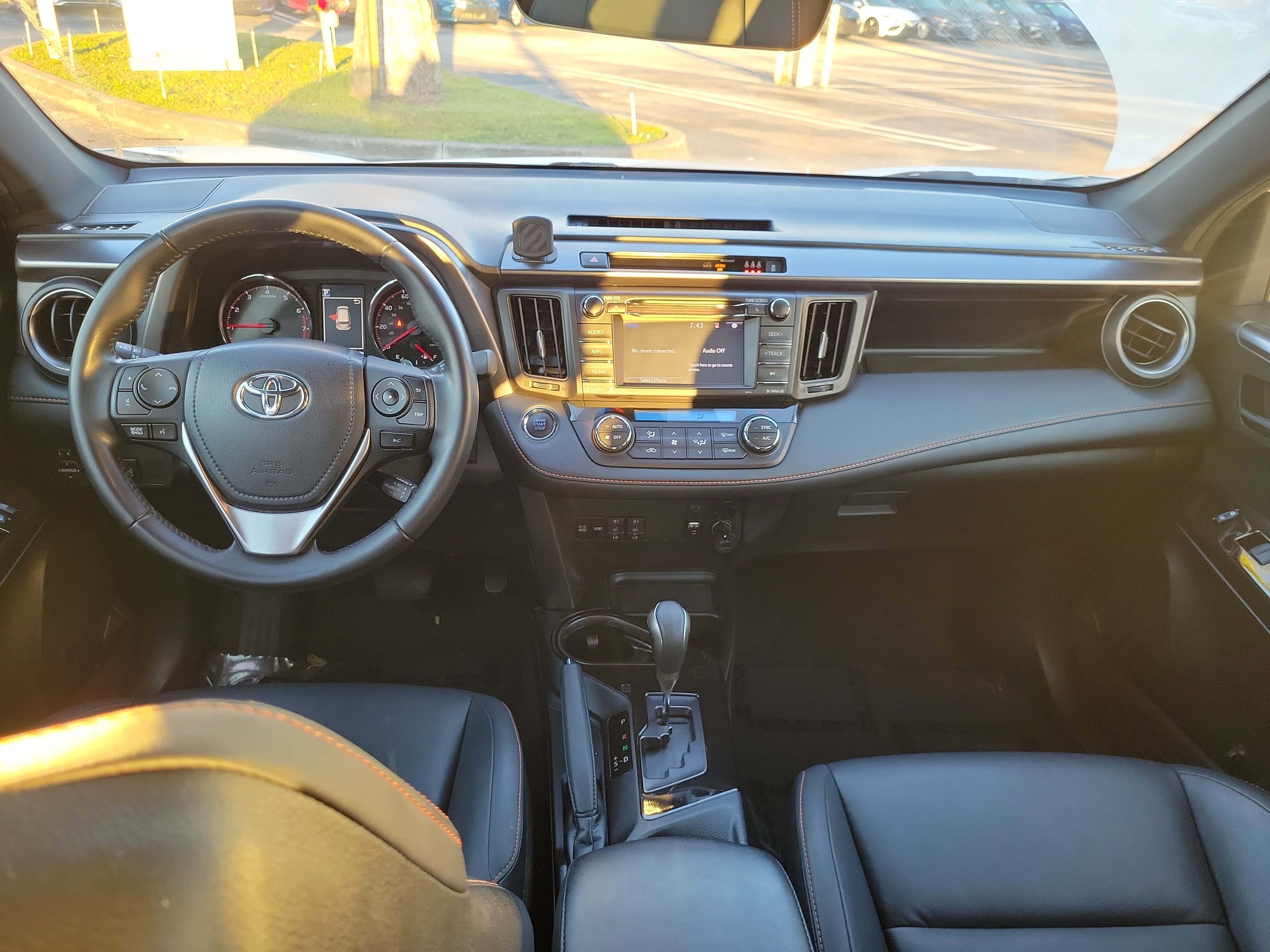 Used 2018 Toyota RAV4 SE image 11