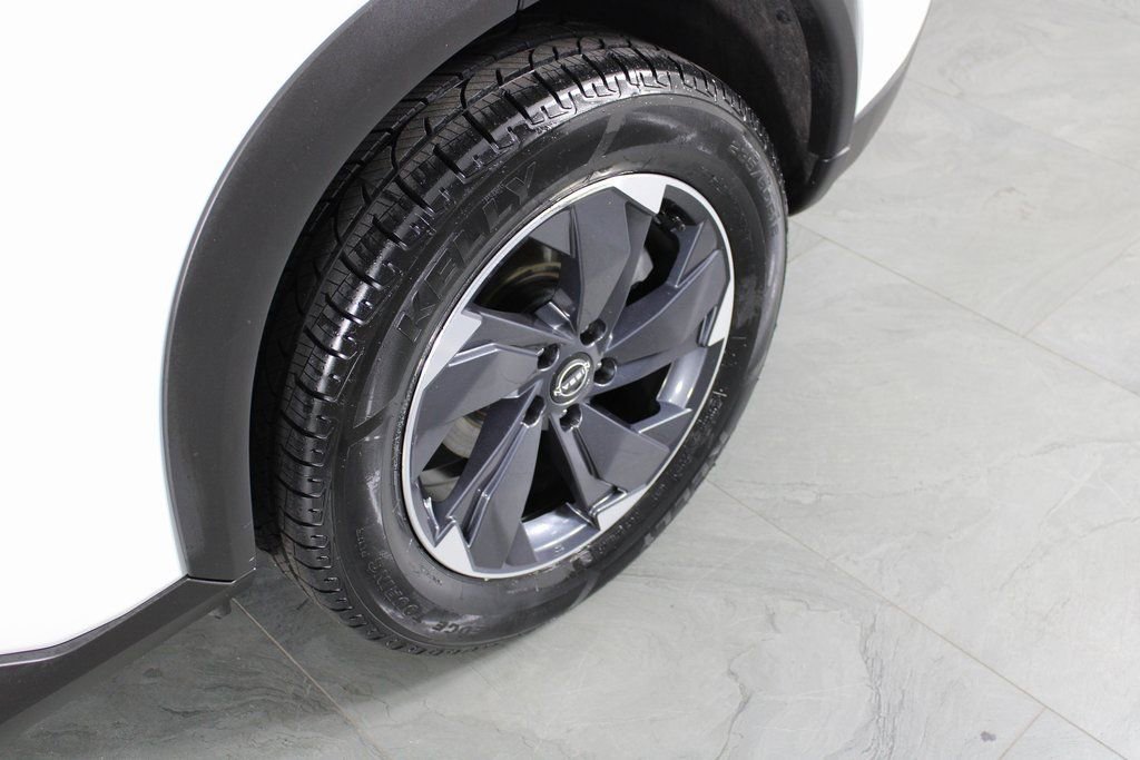 Certified 2025 Nissan Rogue SV image 9