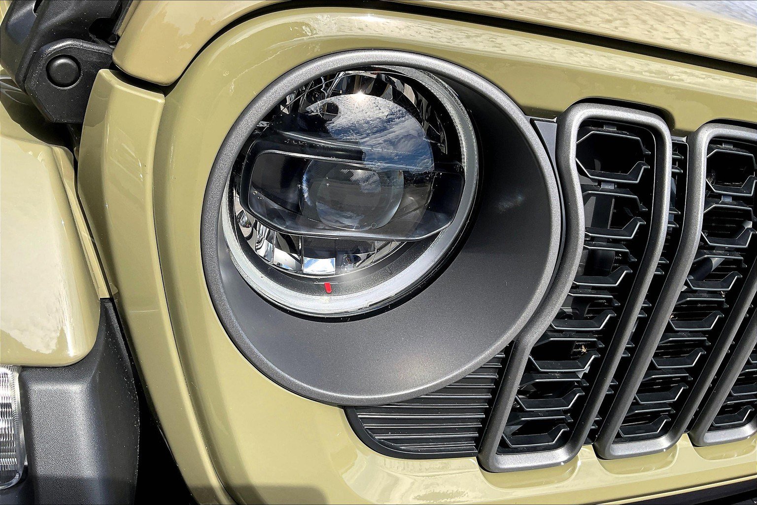 Certified 2025 Jeep Gladiator Sport image 25