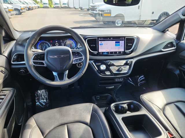 Used 2025 Chrysler Pacifica Select FWD image 36