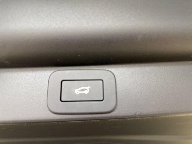 Used 2026 Land Rover Range Rover Long Wheelbase SE image 16