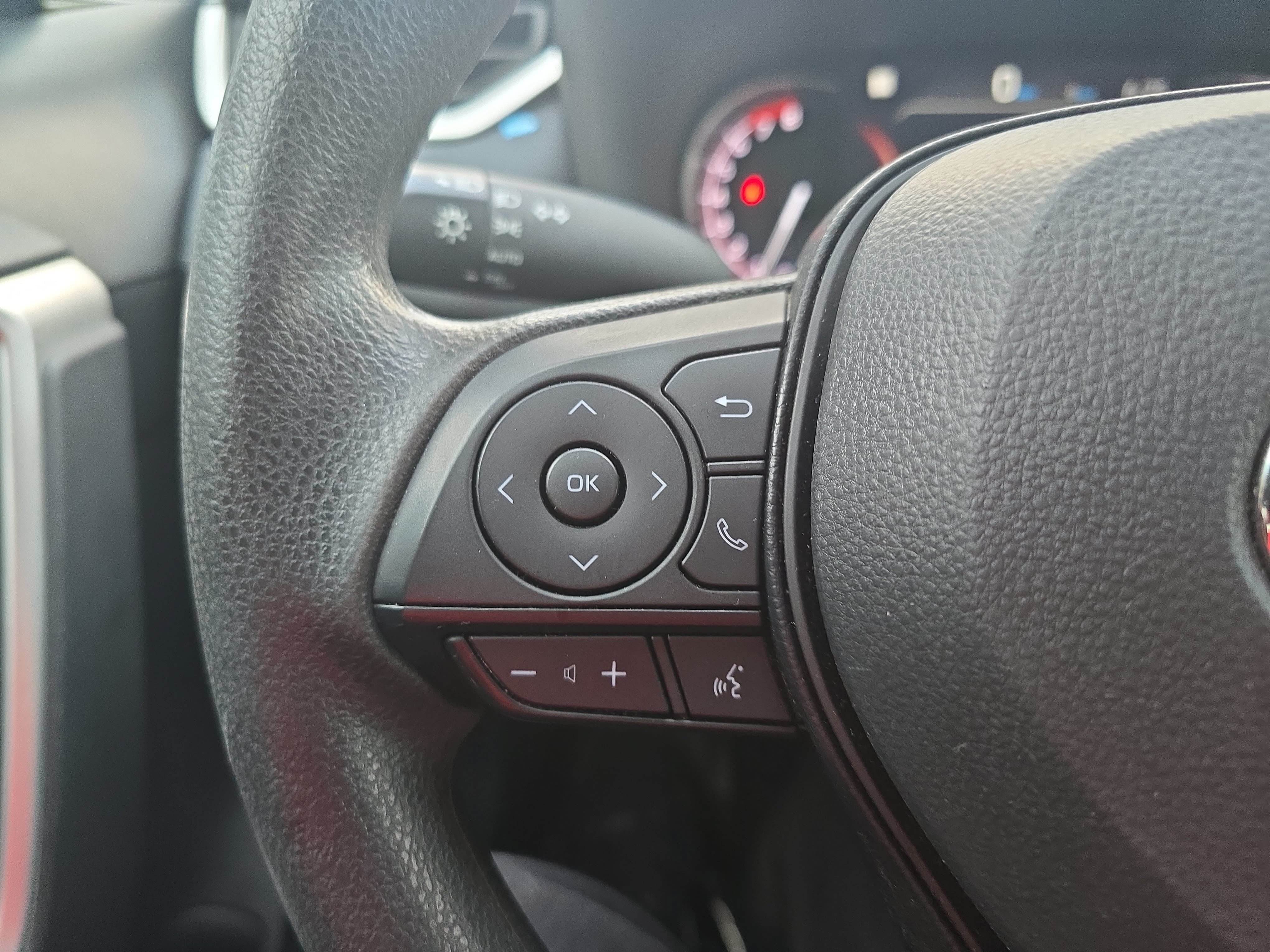 Used 2024 Toyota RAV4 XLE FWD image 17